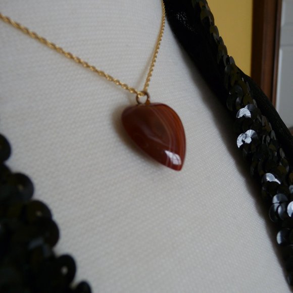 Banded carnelian pendant on 16ins gold chain - Picture 3 of 5